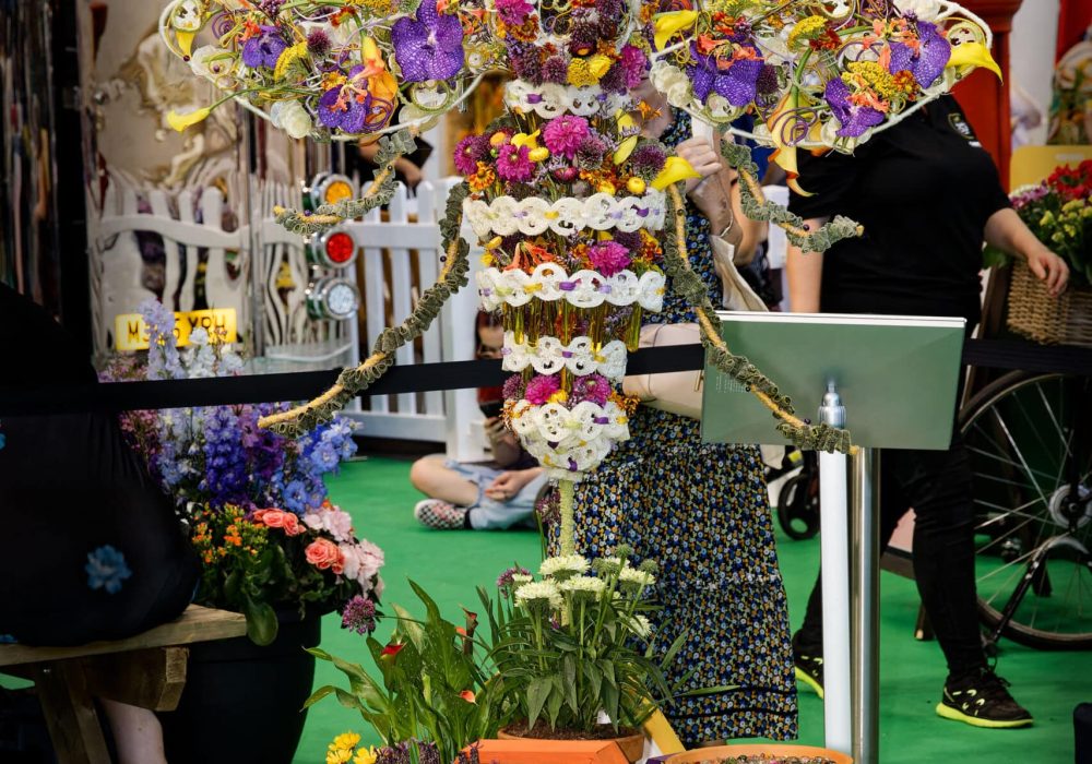 Floral bee created by UCR Floristry students for Interflora World Cup 2023